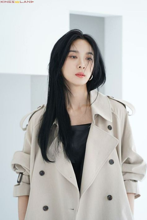 Lee Chung Ah Style, Lee Chung Ah, Coat Outfit Casual, Coat Outfits, 가을 패션, I Love Girls, Korean Actress, The Girl Who, Elegant Outfit