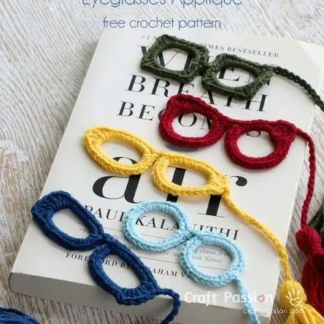 Crochet Bookmarks Free Patterns, Easy Crochet Bookmarks, Crochet Applique Patterns Free, Penanda Buku, Crochet Bookmark Pattern, Crochet Bookmarks, Crochet Books, Crochet Applique, Bookmarks Handmade