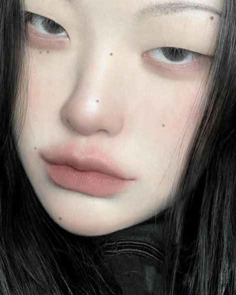 Sleepy Eyes Makeup, Moles On Face, Beauty Marks, Ethereal Makeup, Face Aesthetic, Make Up Inspo, Asian Eyes, Natural Beauty Tips, Asian Makeup