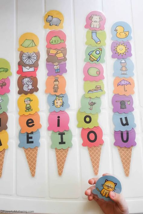 Ice Cream Short Vowel Sounds Game for Preschoolers Vowel Arts And Crafts, Vowels Activity For Kindergarten, Vowels Chart For Kindergarten, Vowels Decoration Ideas, Vowel Activities For Kindergarten, Vowels Activities Preschool, Vowels Craft, Vowels Activities, Vowels Kindergarten