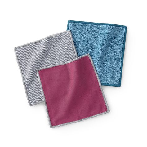 These microfiber cloths are made of our densely woven microfiber to trap dirt and grime using only water – eliminating the use of harmful disposable wipes with a safer and better alternative. Includes the EnviroCloth®, which cleans almost anything; the Window Cloth for streak-free windows and mirrors; and the ultra-soft Body and Face Cloth – all with BacLock® technology. They are perfect for the car, gym, and travel. Norwex Laundry Detergent, Streak Free Windows, Norwex Microfiber, Skin Diving, Cozy Life, Face Cloth, Surface Cleaner, Green Cleaning, Carry All Bag