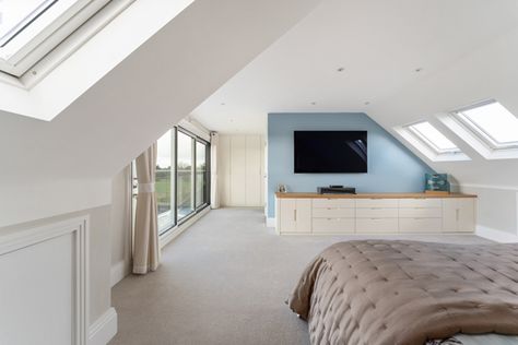 Master Suite Loft Conversion, Loft Conversion Bedroom Master Suite Floorplan, Loft Conversion Bedroom With Ensuite, Loft Conversion Master Suite, Loft Conversion Bedroom Master Suite, Attic Master Suite Angled Ceilings, Loft Master Suite, Loft Conversion Ideas Layout, Bungalow Loft Conversion