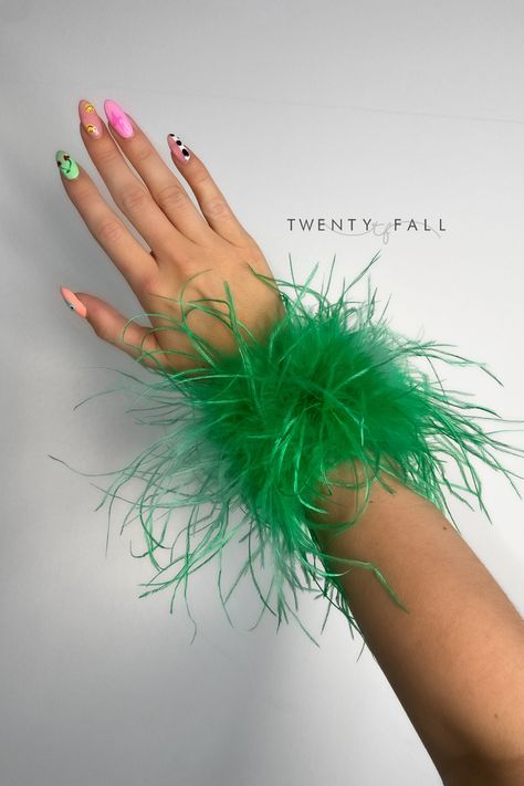 Carnaval Inspo, Dresses And Blazers, Feather Applique, Seussical Costumes, Cuffs Diy, Feather Accessories, Eras Outfit, Carnival Celebration, Feather Cuffs