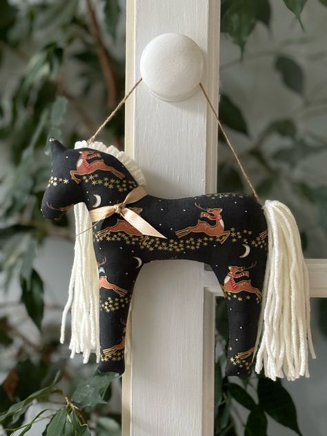 Handmade horse hangers #horse #handmade #gifts #christmasornaments #homedecorinspiration Christmas Horse Crafts, Christmas Horse, Christmas Horses, Garland Diy, Horse Crafts, Horse Ornaments, Horse Decor, Diy Garland, Home Decor Inspiration