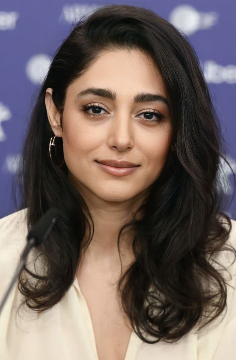 Farahani Golshifteh, Whatsapp Pic, Female Portrait Poses, Persian People, Persian Women, Dental Photography, Biography Movies, Iranian Beauty, Black And White Face