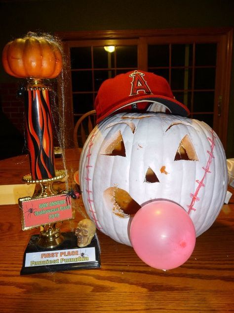 Baseball Pumpkin: 1. Carve face into pumpkin. 2. Spray paint white 3. Draw or paint baseball lines around the sides 4. For the bubble gum, Attach pink balloon to mouth with tape or glue 5. Add you favorite team's hat And there you go! Baseball pumpkin! Baseball Theme Trunk Or Treat, Softball Costumes, Rv Halloween, Angles Baseball, Baseball Pumpkin, Unique Pumpkin Decorating, Halloween Softball, Baseball Halloween, Baseball Centerpiece