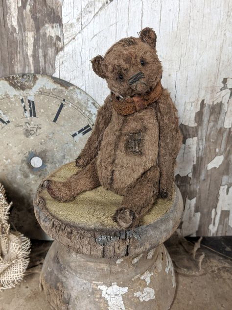 5.5" old worn teddy bear in antique leather collar by whendis bears / Whendi's Bears Light Brown Teddy Bear, Primitive Bear, Soft Sculpture Art, Old Teddy Bears, Antique Teddy Bears, Vintage Whimsical, Teddy Boys, Brown Teddy Bear, Vintage Teddy Bears