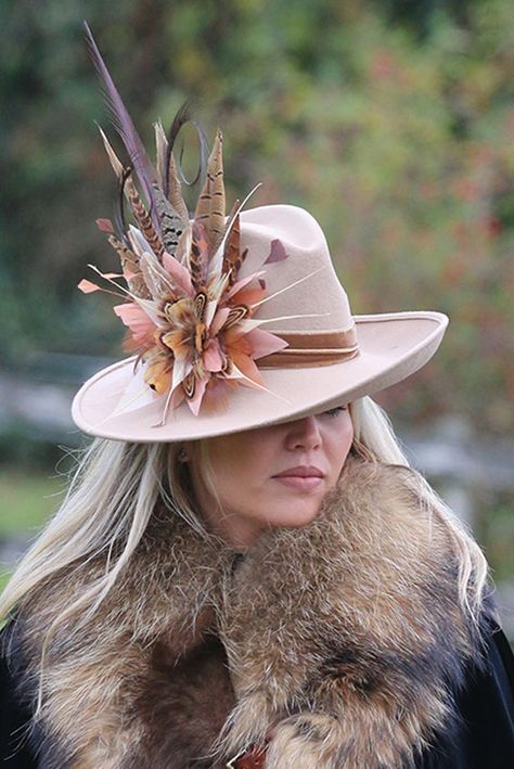 Feather Display, Cowboy Hat Design, Fascinator Hats Diy, Made Accessories, Painted Hats, Women Hats Fashion, Kentucky Derby Hats, Point Of Purchase, Kentucky Derby Hat