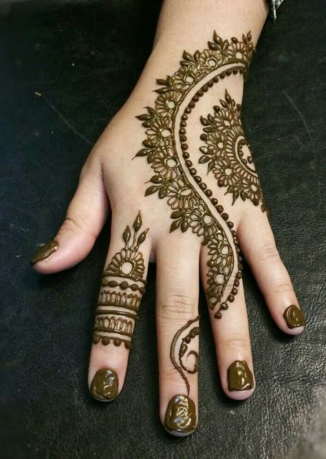 Mehendi Finger Design Back, Small Henna Designs, Cute Henna Designs, Finger Henna, Finger Henna Designs, Very Simple Mehndi Designs, Simple Mehndi Designs Fingers, Circle Mehndi Designs, Full Hand Mehndi Designs