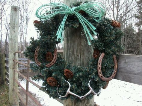 Western wreath - perfect use of hay twine and old horse shoes. Paint shoes white for more "pop" Horseshoe Wreath, Western Wreaths, Horse Wreaths, Western Crafts, Christmas Horses, Equestrian Decor, Horse Crafts, Christmas Rock, Cowboy Christmas