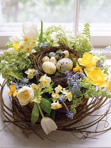 Flowers and eggs (real and artificial) rest in a bird's nest filled with wet florist's foam. Get the complete instructions. #Easter Diy – Velikonoce, Easter Flower Arrangements, Easter Arrangement, Easter Parade, Easter Floral, Easter Inspiration, Easter Flowers, Easter Centerpieces, Spring Holidays