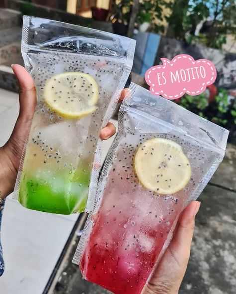 Mojito Pouch, Resep Mojito, Es Mojito, Minuman Aesthetic, Mojito Drink, Catering Food Displays, Healthy Juicer Recipes, Iced Drinks Recipes, Pretty Alcoholic Drinks