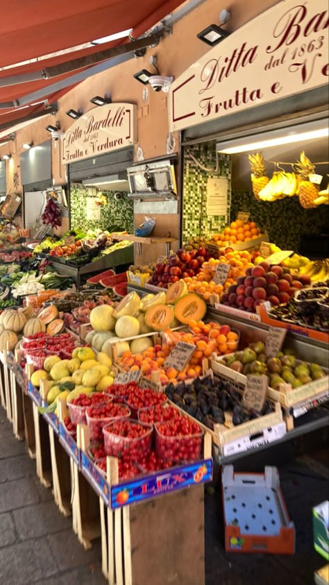 Italy Food Market, Italian Street Market, Italian Farmers Market Aesthetic, Italy Food Aethstetic, Supermarket Aesthetic, Europe Summer Aesthetic, Europe Vibes, Italian Fruit, Food Europe