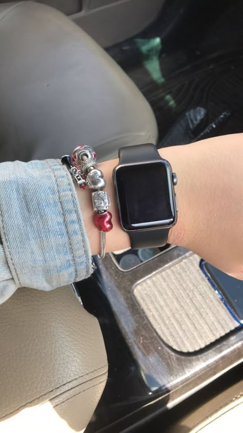 Apple Watch Black Aesthetic, Pandora And Apple Watch, How To Style Apple Watch, Pandora Y Apple Watch, Black Apple Watch Style Women, Pandora Bracelet With Apple Watch, Apple Watch Astethic, Apple Watch Aesthetic Black, Apple Watch And Pandora Bracelet