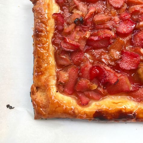 Rhubarb Puff Pastry, Pool Desserts, Recipes With Puff Pastry, Rhubarb Galette, Best Rhubarb Recipes, Rhubarb Rhubarb, Rhubarb Tart, Rhubarb Desserts, Desserts Fruit