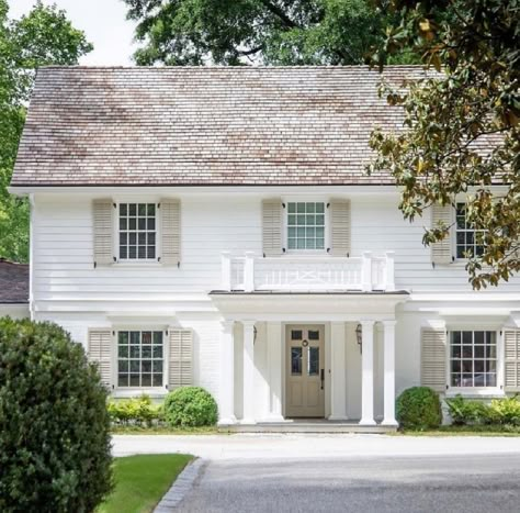 Is Benjamin Moore SIMPLY WHITE Simply Right? - Hello Lovely Exterior Colonial House Colors, White Spanish House, Colonial Exterior Remodel, White House Exterior Colors, White House Exteriors, White Colonial House, White Exterior Paint Colors, White Exterior Paint, Colonial House Exteriors