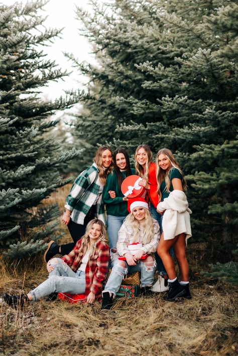 photoshoot ideas | christmas pictures with friends | friend picture ideas | christmas | @ashleyschmidtphoto Friendsmas Photoshoot, Teenage Family Christmas Photos, Christmas Team Photoshoot, Sorority Christmas Photoshoot, Friends Christmas Card Photo Ideas, Christmas Photoshoot Ideas Sisters, Group Christmas Photo Ideas, Holiday Group Photo Ideas, Group Winter Photoshoot