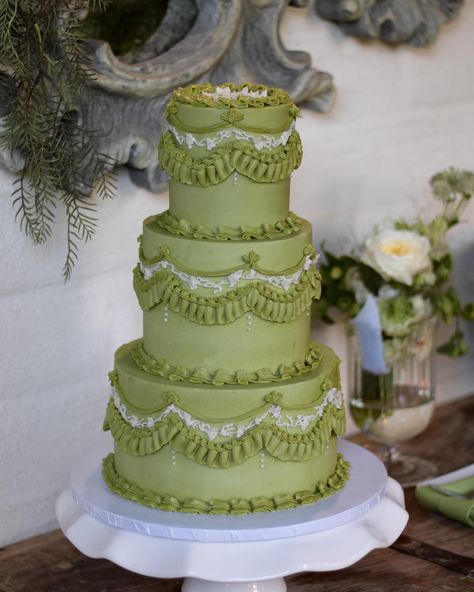 a traditional design in a non-traditional color💚🍇🍃🕯️✨ I’ll be forever obsessed with this set up🫶🏼 #weddingcake #lambethcake #vintagecake #greenweddingcake #greenwedding #fallwedding #weddingcakeideas Cake Bday, Green Wedding Cake, Vintage Cake, Green Wedding, Traditional Design, Fall Wedding, Wedding Cakes, Cake, Color