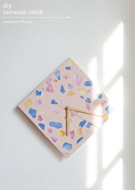 DIY terrazzo clock Diy Baby Decor, Diy Table Design, Diy Terrazzo, Terrazzo Wall, Homemade Holiday Gifts, Creative Wall Decor, Diy Baby Furniture, Homemade Holiday, Diy House Projects