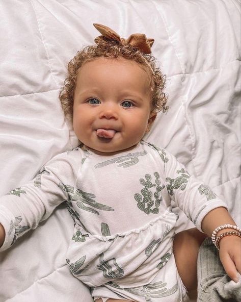 Mixed And White Baby, Mixed Newborn Baby Girl, Fluellen Family, Mixed Race Babies, Baby Blonde Hair, Biracial Babies, Mix Baby Girl, Blue Eyed Baby, Cute Mixed Babies