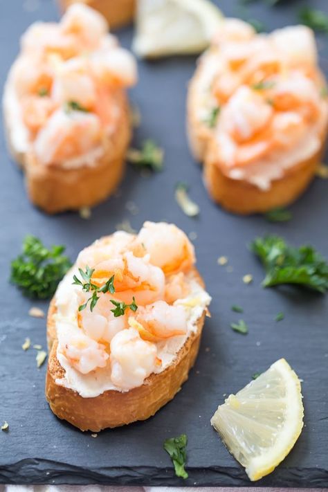 Shrimp Scampi Crostini - This shrimp scampi crostini is the perfect addition to your holiday party menu or even for game day! It's simple, it's elegant, and it has the perfect butter, lemon, garlic ratio! Impress your guests with incredibly flavorful and easy crostini. Shrimp Crostini, Easy Crostini, Holiday Party Menu, Crostini Recipe, Crostini Appetizers, Crostini Recipes, Diy Easy Recipes, Shrimp Scampi, Holiday Appetizers