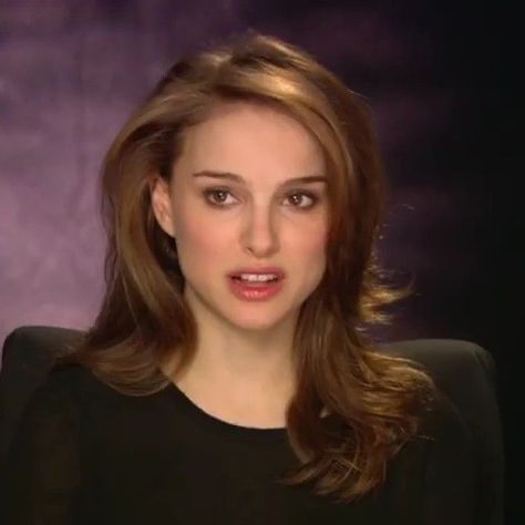 Natalie Portman Hair, Natalie Portman Style, 90s Haircuts, Brunette Aesthetic, Highlights Curly Hair, 90s Hairstyles, Brown Hair With Highlights, Girl Inspiration, Natalie Portman