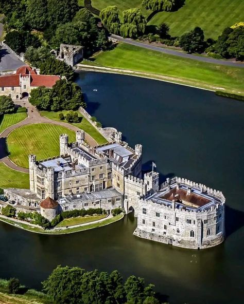 Leeds Castle on the River Len in Kent England 🇬🇧 built in 1119 Kent Aesthetic, Prince Castle, Incredible Architecture, Town Art, Leeds Castle, Medieval Architecture, Kent England, A Castle, Great House