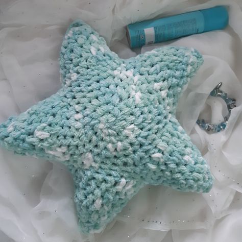 Beach Pillows Diy, Crochet Seashell Pillow, Crochet Starfish Pillow, Crochet Shell Pillow, Beachy Crochet Ideas, Crochet Ocean Theme, Beach Themed Crochet, Ocean Themed Crochet, Amigurumi Star