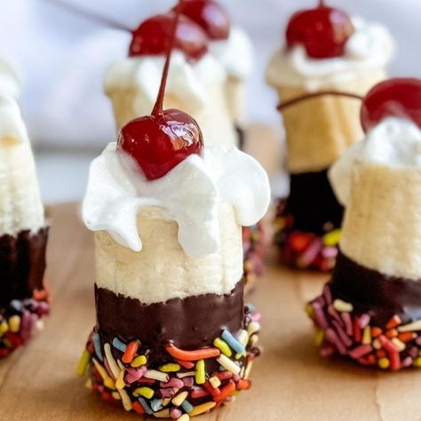 Stephanie Niemis on Instagram: "Looking for a healthier sweet treat? These Banana Split Bites are so quick and easy to make and are a favorite in our house! ⭐️ Follow for more simple, fun, healthier recipes ⭐️ I simply cut bananas into 2 inch pieces, dipped half in melted @hukitchen dark chocolate, rolled in @ifiprovisions natural sprinkles, added @traderjoes whipped coconut cream, and a @stonewallkitchen cherry (no corn syrup or red dye). #bananasplitbites #noartificialdyes #paleodessert #glutenfreedessert #kidapproved #partydesserts" Banana Split Bites, Library Party, Whipped Coconut Cream, Natural Sprinkles, Appetizers For Kids, Red Dye, Dessert Bites, Easy Eat, Healthy Sweet Treats