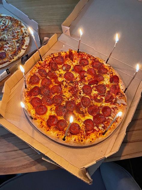 Pizza With Candles Birthday, Pizza Birthday Aesthetic, Pizza Cake Birthday, Pizza Candle, Pizza Birthday Party Ideas, 20th Birthday Aesthetic, Pizza Birthday Cake, Kids Pizza Party, House Party Aesthetic