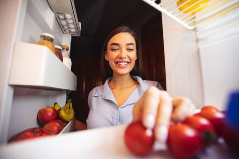 Dietitians share a list of foods that should not be refrigerated, like tomatoes. Refrigerating these foods may cause them to spoil faster than at room temp. Storing Produce, Rotten Food, Food Chemistry, How To Store Potatoes, Lunch Salads, Eat Fruit, Group Meals, Food Lists, Food Store