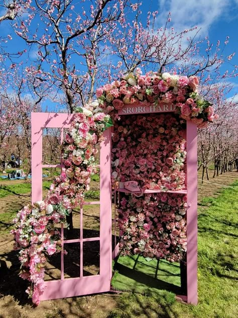 Selfie Point Ideas, Selfie Point, Photo Zone, Fiesta Tropical, Pastel Decor, Haldi Ceremony, Stage Decorations, Small Wood Projects, Wedding Shoot