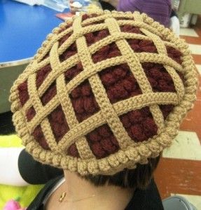 I will learn to crochet this hat for my dad! Crochet Pie, Hats Crochet, Crochet Monsters, Confection Au Crochet, Crochet Food, Fun Crochet Projects, Crochet Diy, Diy Crochet Projects, Unique Crochet