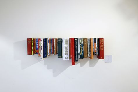 Book Bookshelf, Read It And Weep, Floating Bookshelf, Recycled Home Decor, Book Furniture, Recycled Books, Green Diy, Upcycle Books, Creative Books