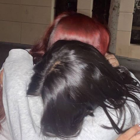 Red Hair And Brown Hair Best Friends, Red Hair And Black Hair Duo, T.a.t.u Aesthetic, Dyed Red Hair Aesthetic, Emo Red Aesthetic, Red And Black Hair Aesthetic, Ginger And Black Hair Duo, Red Hair Aesthetic Faceless, Me And Her Wlw