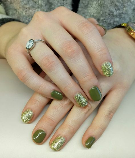 Green Army Nails Design, Green Glitter Nails Short, Nail Art Army, Nail Art Hijau, Army Green Nails, Green Glitter Nails, Army Nails, Yellow Stuff, Glitter Tip Nails