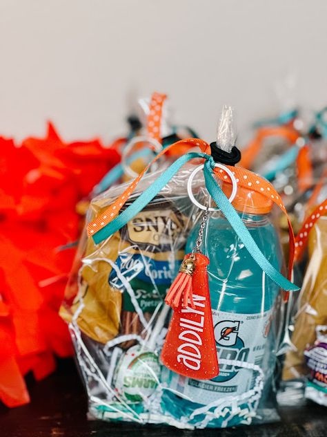 Cheerleading snack ideas Cheer Halftime Snacks, Cheerleading Treat Bags, Cheerleading Snacks Team Mom Cute Ideas, Cheer Comp Snacks, Cheer Camp Snack Ideas, Team Snack Bags Volleyball, Football Team After Game Snacks, Cheer Game Snack Ideas, Goodie Bags For Sports Teams