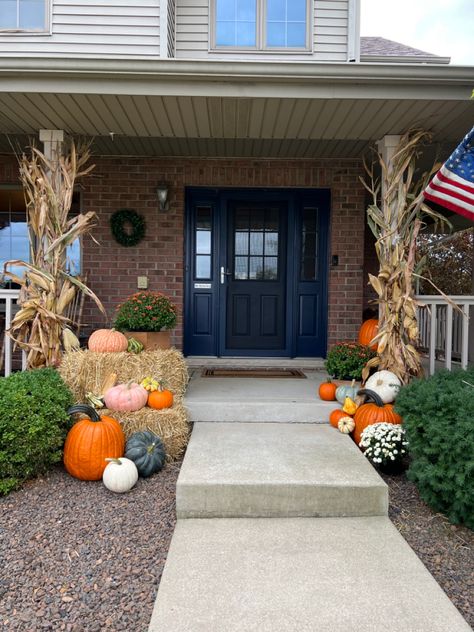 Fall Porch Ideas With Hay Bales, Set Up Corn Stack And Hay On Porch, Hay Bale Decorating Ideas Fall Porches, Fall Porch Hay Bales, Fall Porch Decor Hay Bales And Pumpkins, Fall Outdoor Decor Straw Bales, Hay Bale Pumpkin, Corn Stalks Decorations, Pumpkin Mum Hay Front Porch