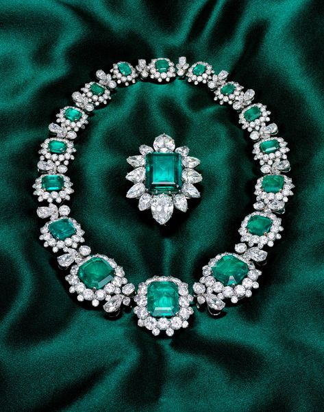 Emerald Jewelry Necklace, Elizabeth Taylor Jewelry, Jewelry Kit, Creative Jewelry Photography, Diamond Necklace Designs, Art Necklaces, Jewelry Kits, Royal Jewels, Royal Jewelry