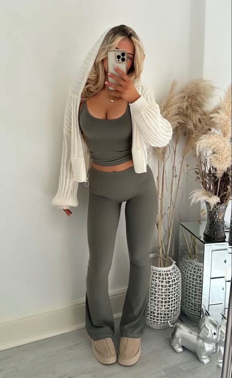 Flared Legging Outfit, Stylish Leggings Outfit, Flare Leggings Outfit, Adrette Outfits, Lounge Outfits, Cute Outfits With Leggings, Leggings Outfits, Flared Leggings, Leggings Outfit