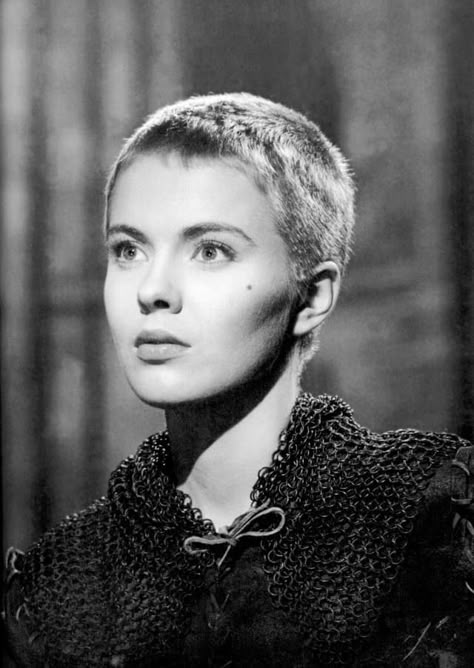 Jean Seberg photographed by Bob Willoughby on the set of Saint Joan (1956) Jean Seberg Style, Theatrical Romantic Style, Little Woman, Jean Seberg, Super Short Hair, Joan Of Arc, Photo Filters, Bob Haircut, Buzz Cut