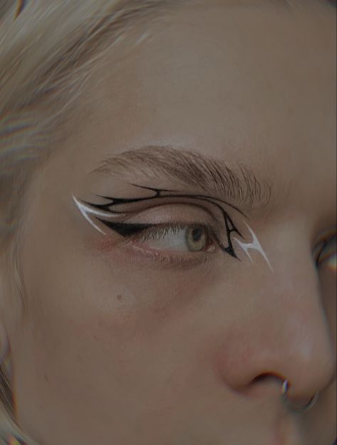 Unique Eyeliner Looks Hooded Eyes, Cyberpunk Eyeliner, Techno Makeup Rave, Techno Nails, Techno Makeup, Holographic Eyeliner, Black And White Eyeliner, Rock Makeup, Vampire Bride