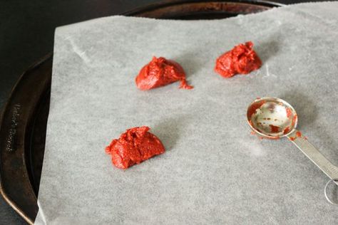 2 Easy Ways to Save Leftover Tomato Paste What To Do With Tomato Paste, How To Can Tomato Paste, How To Freeze Tomato Paste, Leftover Tomato Paste, Tomato Paste Uses, How To Make Tomato Sauce, Iceberg Lettuce, Left Over, Wax Paper