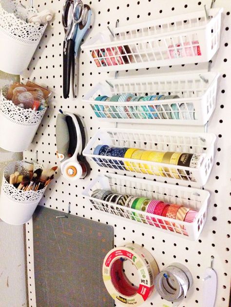 Washi tape pegboard organization                                                                                                                                                                                 More Paint Holder, Craft Room Organisation, Rangement Art, Scrapbook Rooms, Craft Tables, Studio Storage, Pegboard Organization, Ribbon Storage, Dream Craft Room