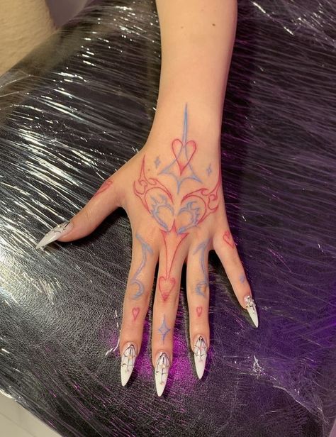 Hand Tato Woman, Colourful Hand Tattoo, Colored Hand Tattoos, Pink Hand Tattoo, Red Hand Tattoo, Marker Tattoos, Cool Tattoos Ideas, Hand Tattoo Designs, Purple Tattoos