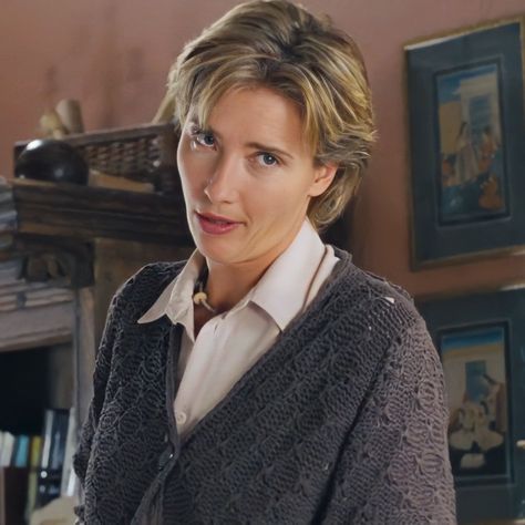 Emma Thompson Love Actually, Emma Thompson 90s, Emma Thompson Hair, Story Ideas Romance, Love Actually Movie, Love Actually 2003, Romcom Movies, Frazzled English Woman, I Am Just A Girl