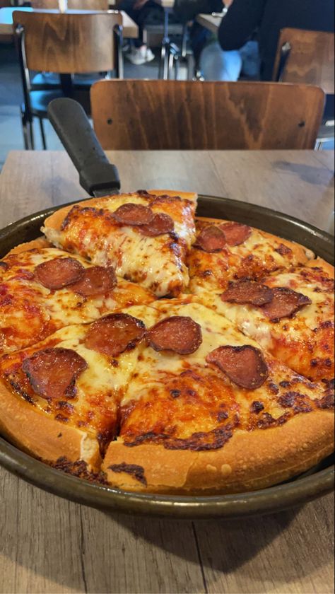 Pizza Story, Pizza Hut Aesthetic, Pizza Hut Pizza, Cheat Meal, Pizza Hut, Buffet Food, Think Food, Cafe Food, Delicious Healthy Recipes