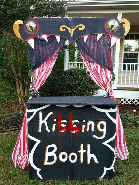 Haloween Decoracion Creepy, Spooky Booth Ideas, Halloween Kissing Booth, Halloween Booth Decorating Ideas, Creepy Circus Halloween Party, Spooky Circus Decorations, Zombie Halloween Party Decorations, Horror Carnival Decorations, Scary Carnival Costumes