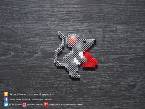 Souris de Saint Valentin Perles Hama / Valentine's Day Mouse Perler Beads Peeler Bead Valentines, Valentines Hama Beads, Perler Beads Ideas Valentines Day, Perler Beads Valentines, Perler Beads Valentines Day, Valentine’s Day Perler Beads, Valentines Perler Beads, Heart Perler Bead Patterns, Mouse Perler Beads