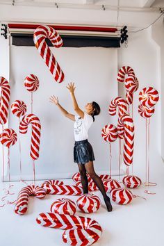 Christmas Idea Photoshoot, Christmas Studio Pictures, Holiday Photoshoot Backdrop, Christmas Decorations Photoshoot, Christmas Photoshoot Decor Ideas, Holiday Studio Photography, Easy Christmas Backdrops For Pictures, Christmas Sets Photography, Christmas Photo Corner